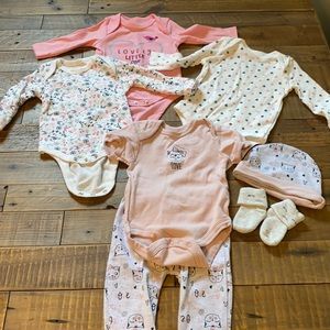 EUC 0-3m sets. 3 long sleeve onesies and outfit with matching hat and socks.